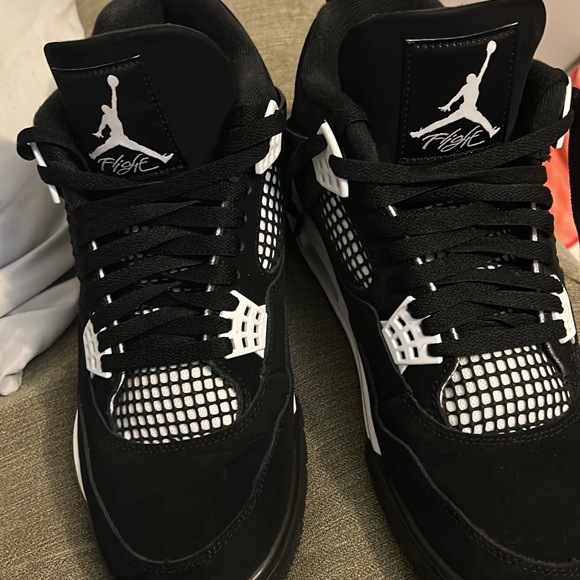 White thunder 4s - Picture 1 of 3